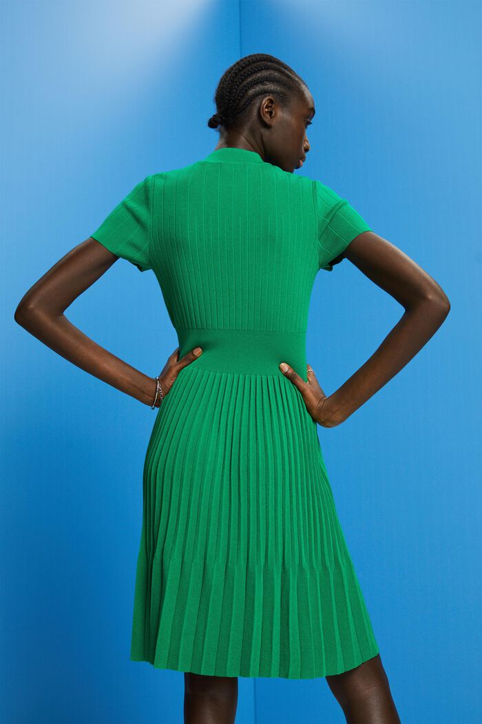 Veckad kortärmad midiklänning med halvpolokrage, EMERALD GREEN, detail image number 3