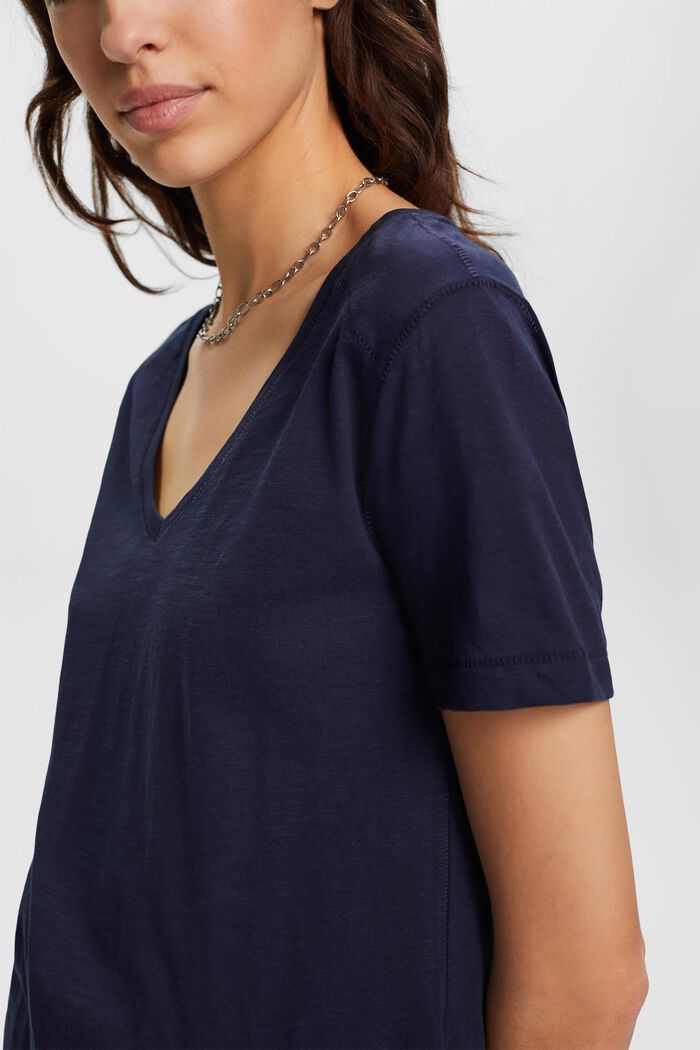 V-ringad bomulls-T-shirt med dekorativa sömmar, NAVY, detail image number 2