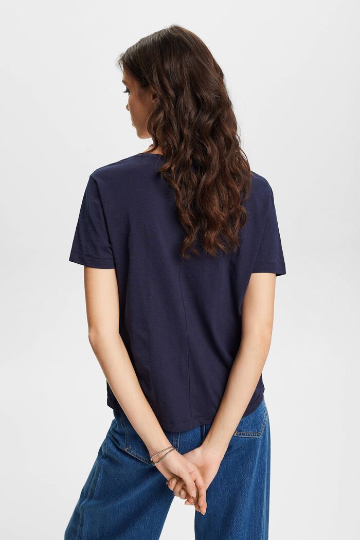 V-ringad bomulls-T-shirt med dekorativa sömmar, NAVY, detail image number 3