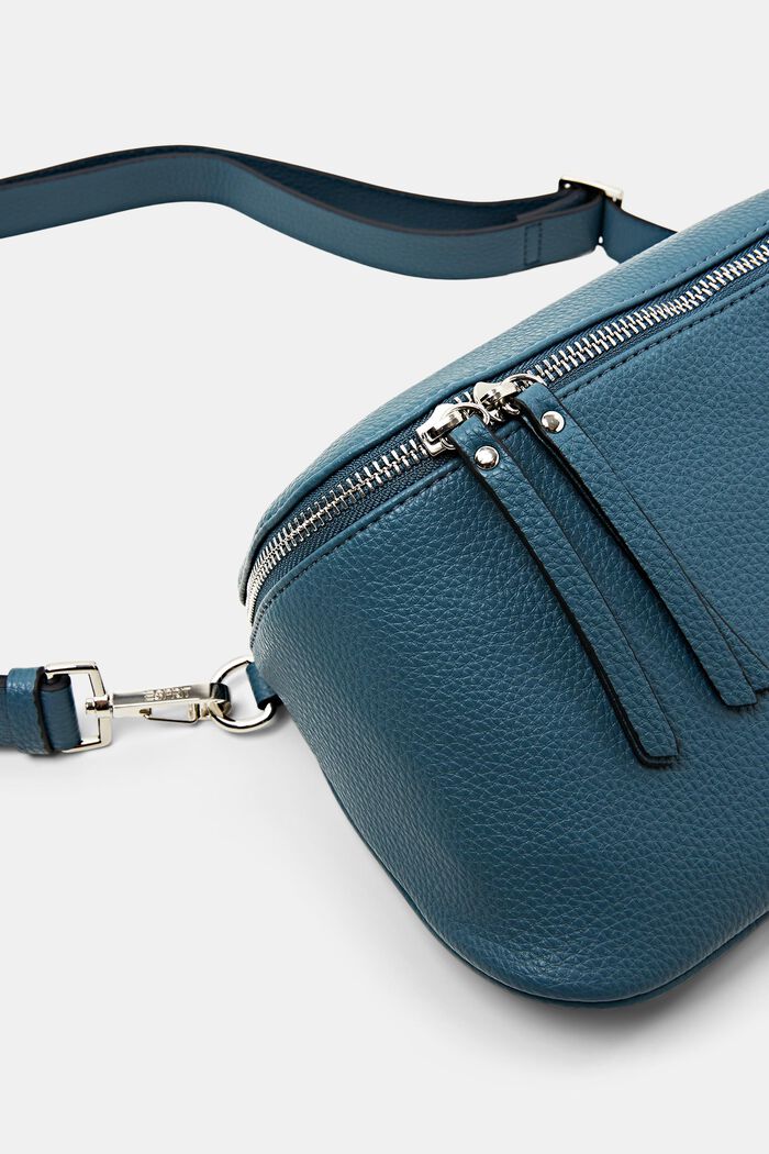 Crossbody-väska i veganskt läder, PETROL BLUE, detail image number 1