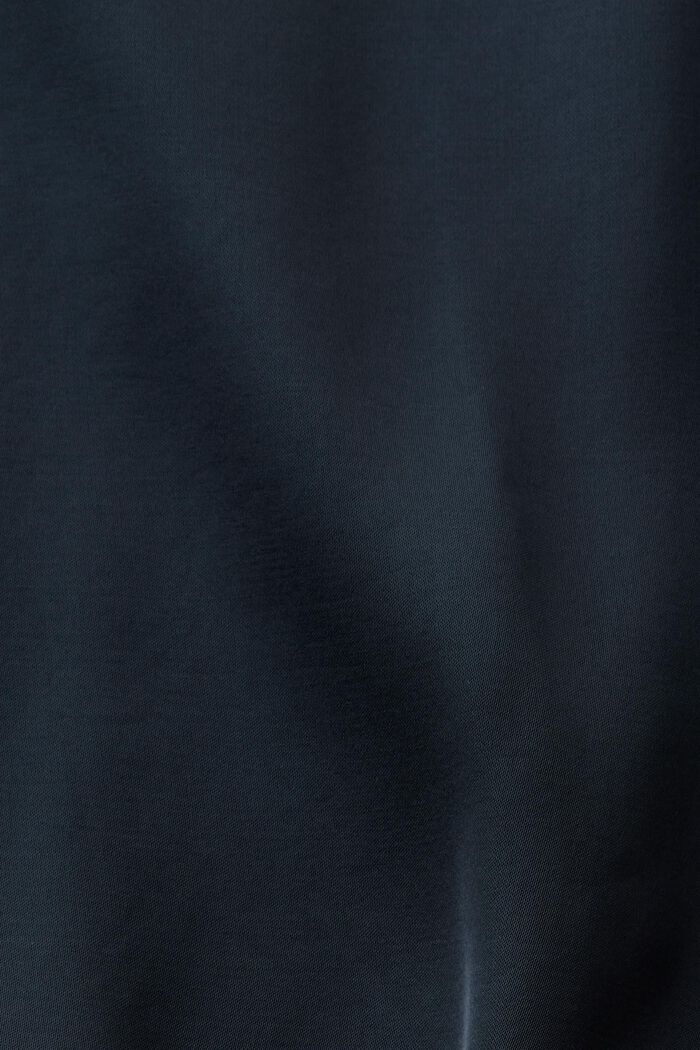 Satinblus med krage med slag, LENZING™ ECOVERO™, PETROL BLUE, detail image number 4